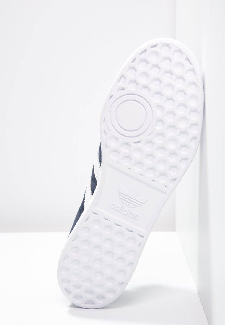 Фото № 5 с приближением к товару «‎Adidas Hamburg »
