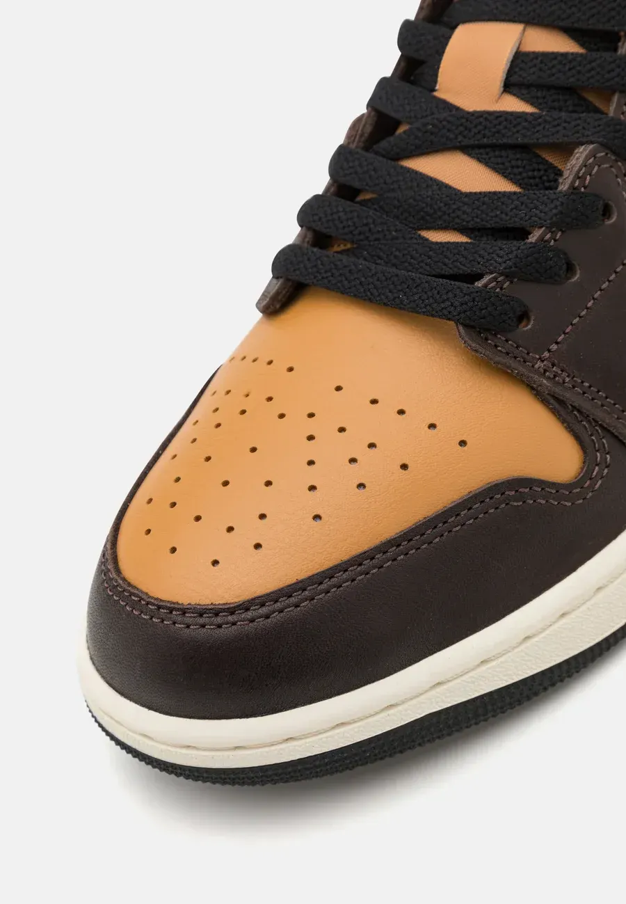 Фото № 4 с приближением к товару «‎AIR JORDAN 1 LOW»