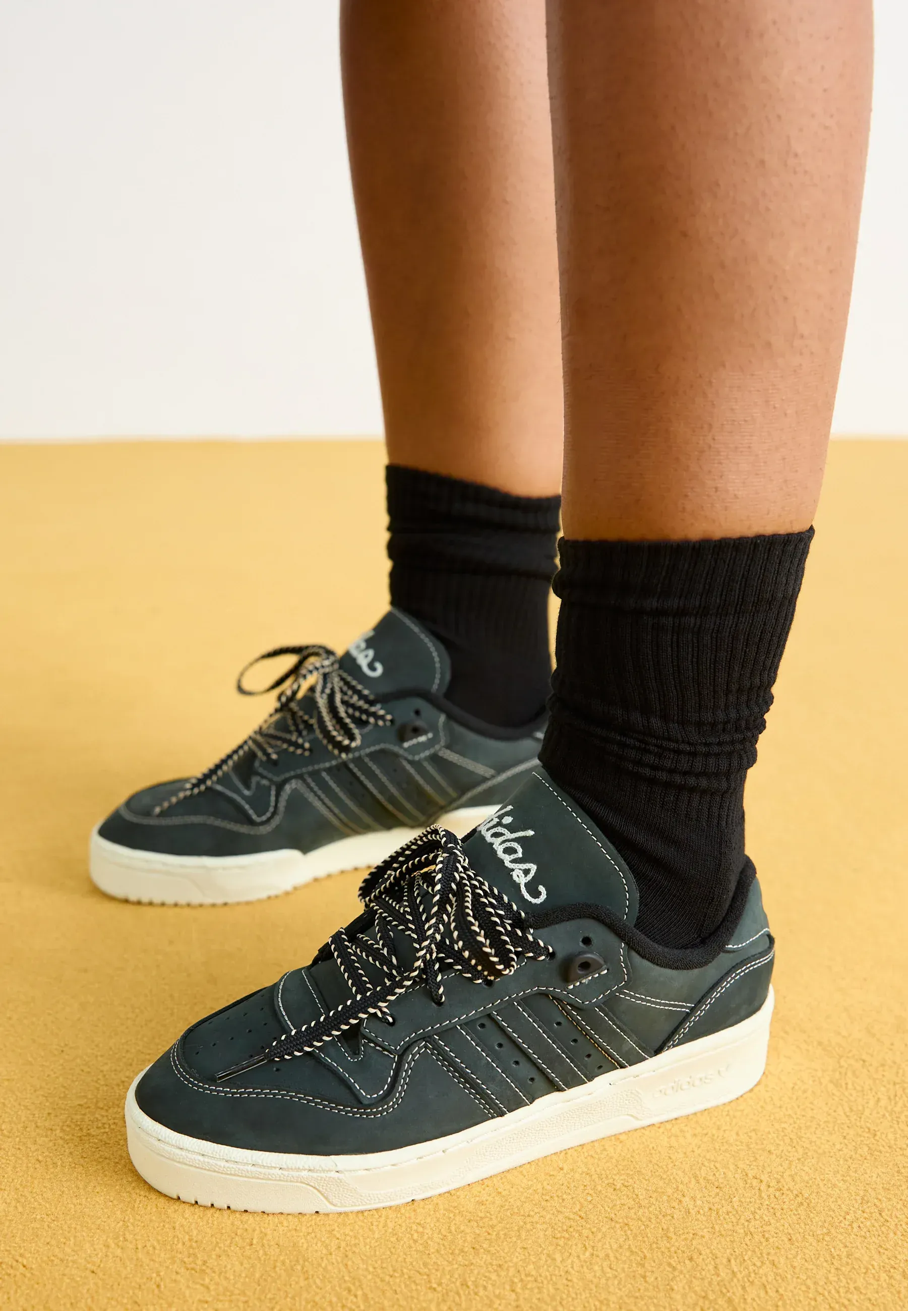 Фото № 3 с приближением к товару «‎RIVALRY »