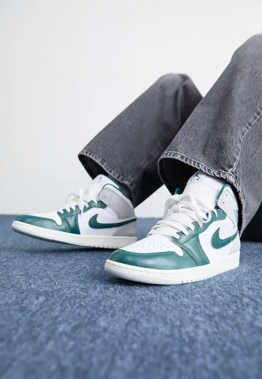 Фото № 1 с приближением к товару «‎AIR JORDAN 1 MID»
