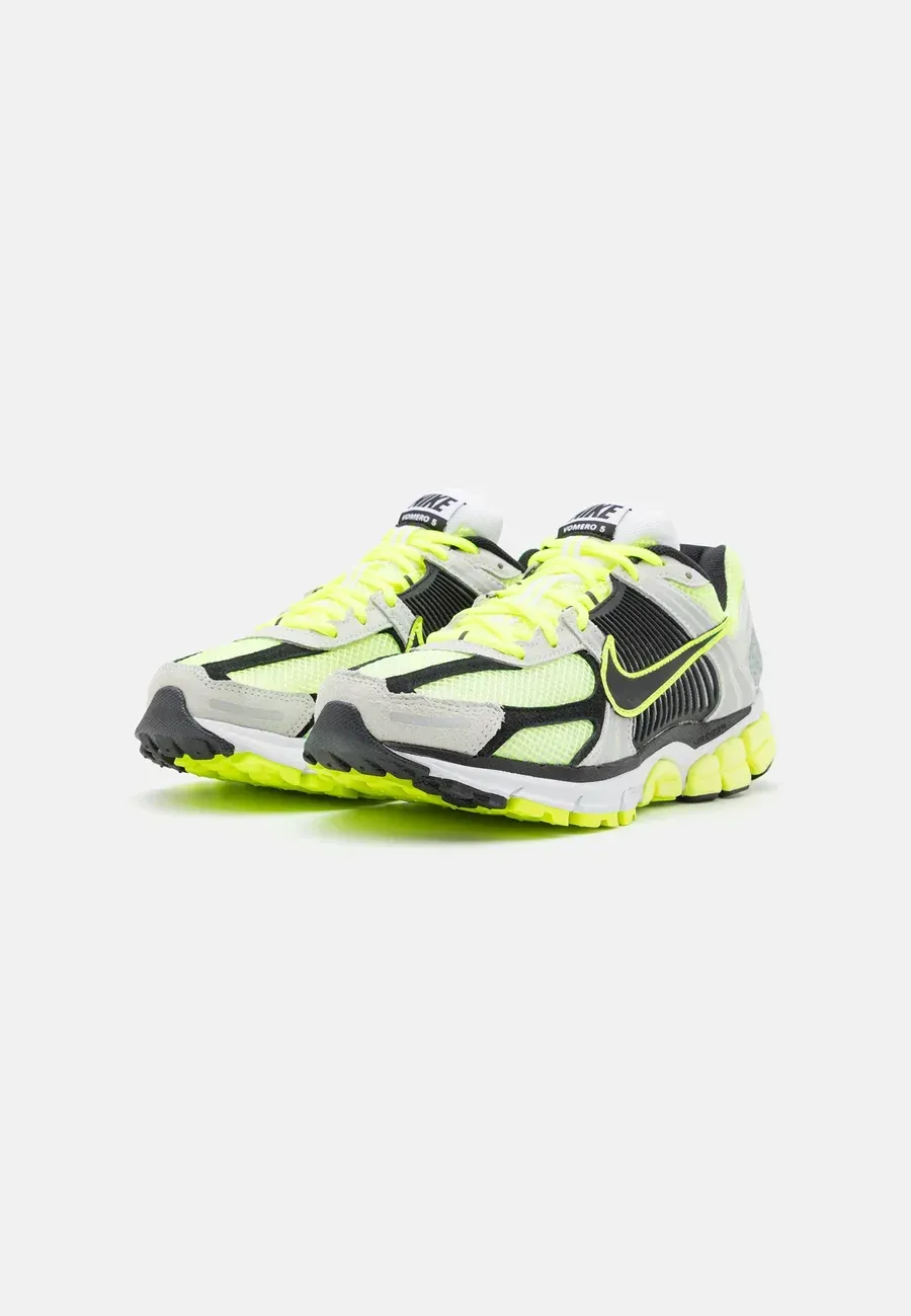 Фото № 4 с приближением к товару «‎ZOOM VOMERO 5 UNISEX»