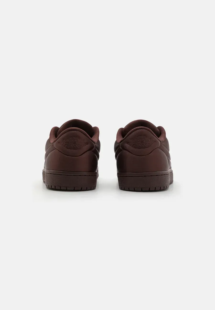 Фото № 3 с приближением к товару «‎AIR JORDAN 1»