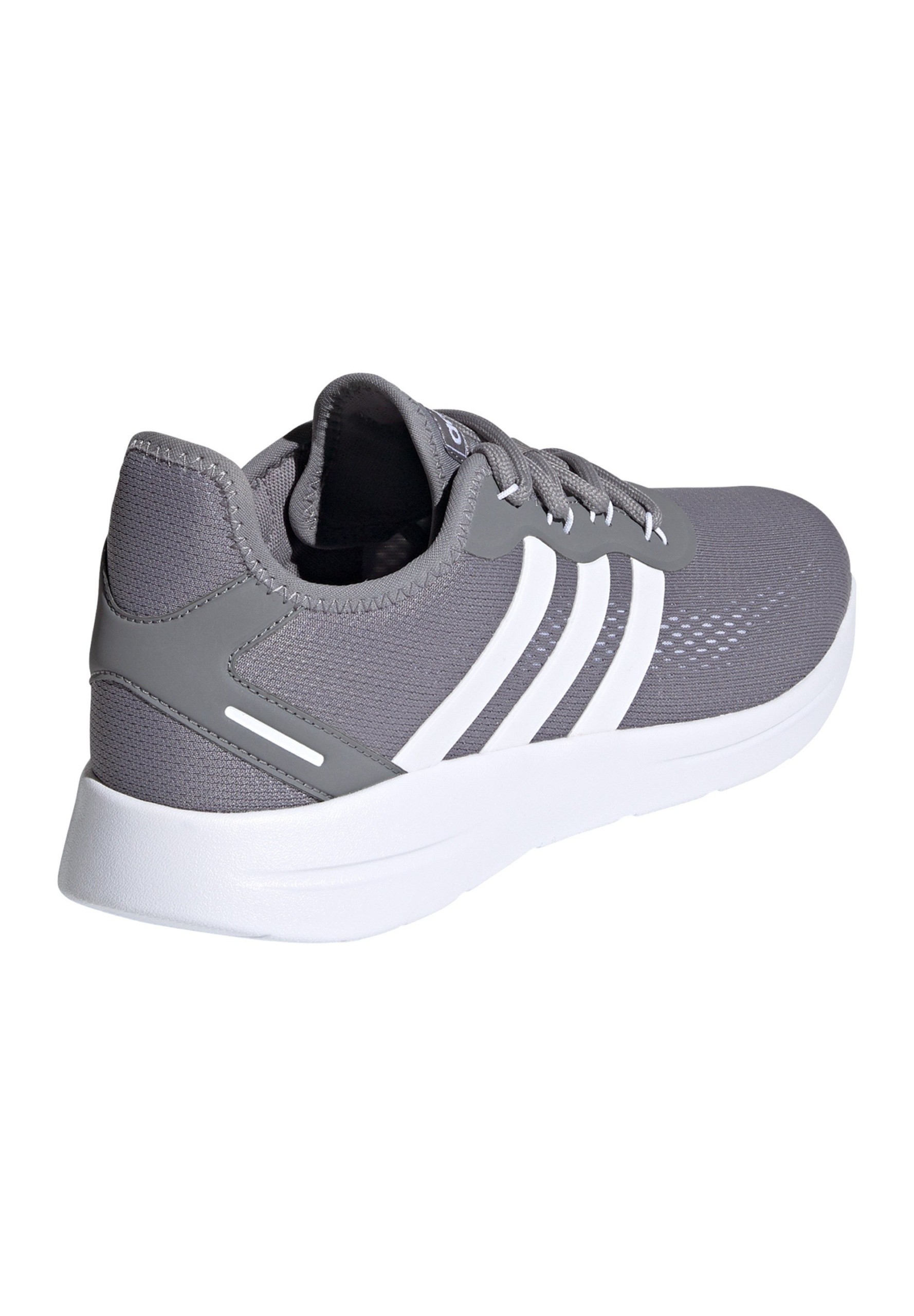 Фото № 3 с приближением к товару «‎Adidas »