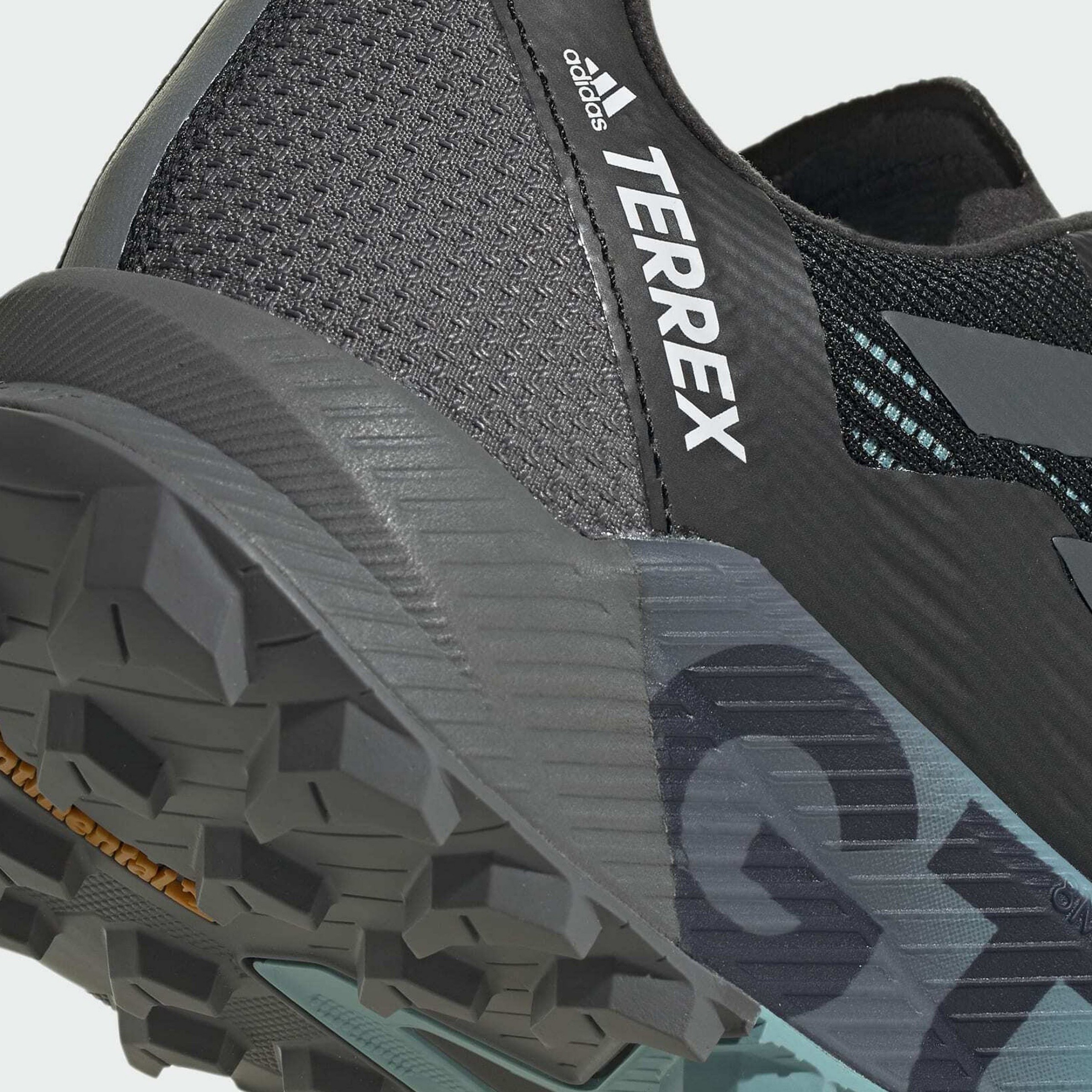 Фото № 2 с приближением к товару «‎Adidas »