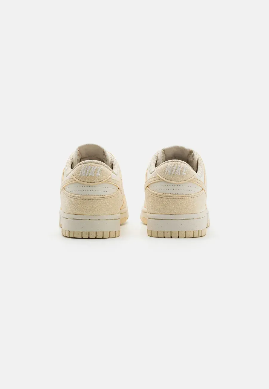 Фото № 3 с приближением к товару «‎DUNK LOW»
