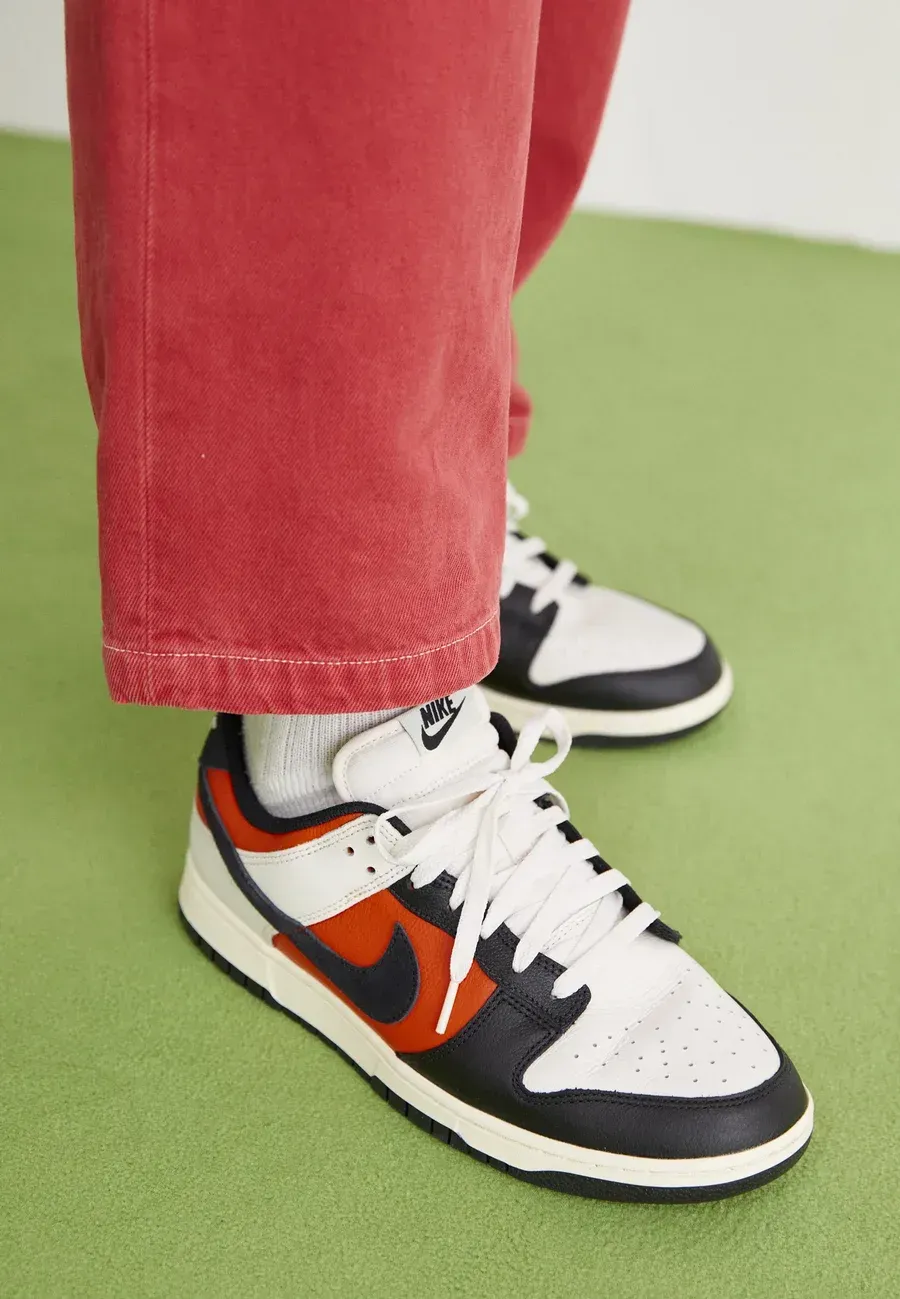 Фото № 2 с приближением к товару «‎DUNK LOW RETRO»