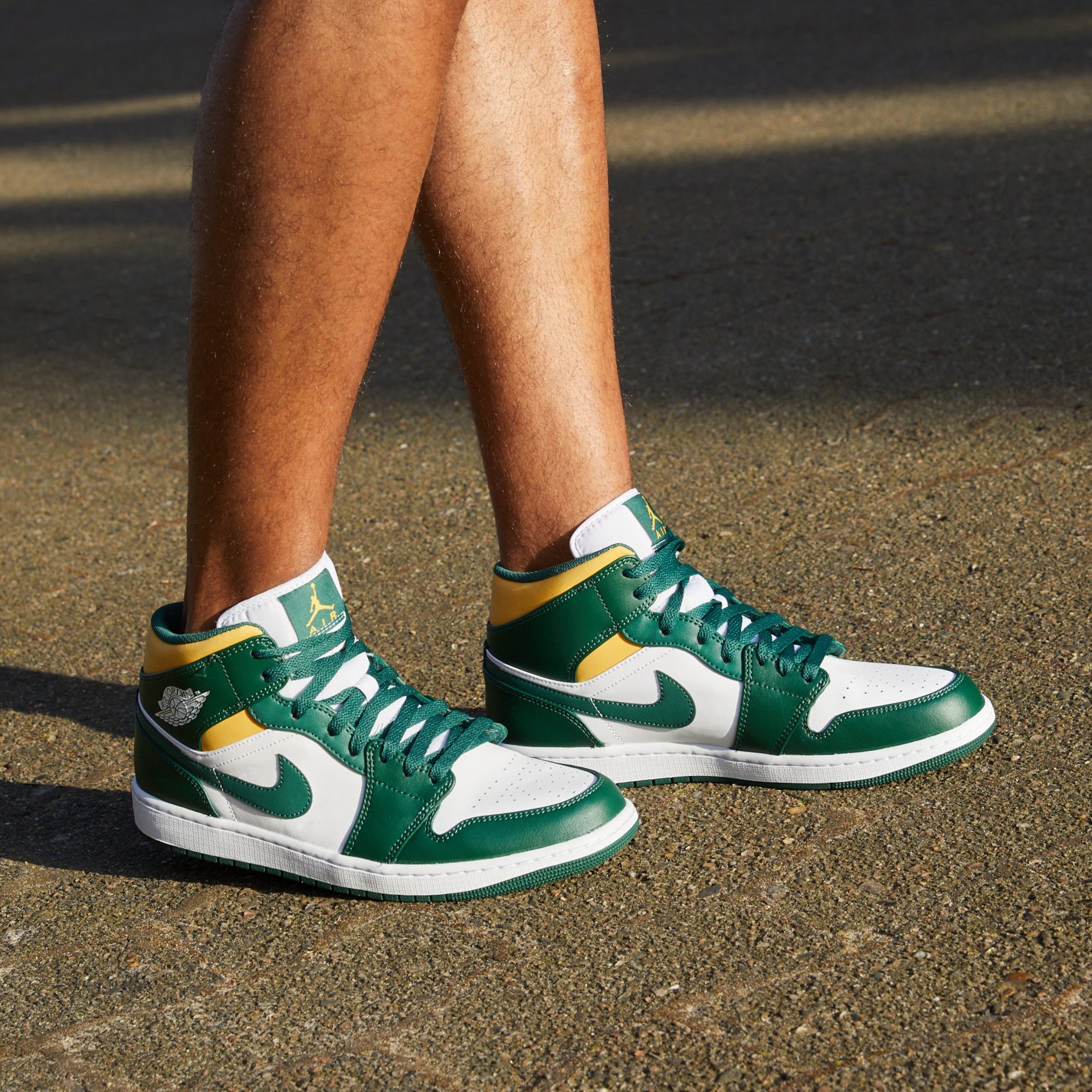 Фото № 3 с приближением к товару «‎Air Jordan 1 »