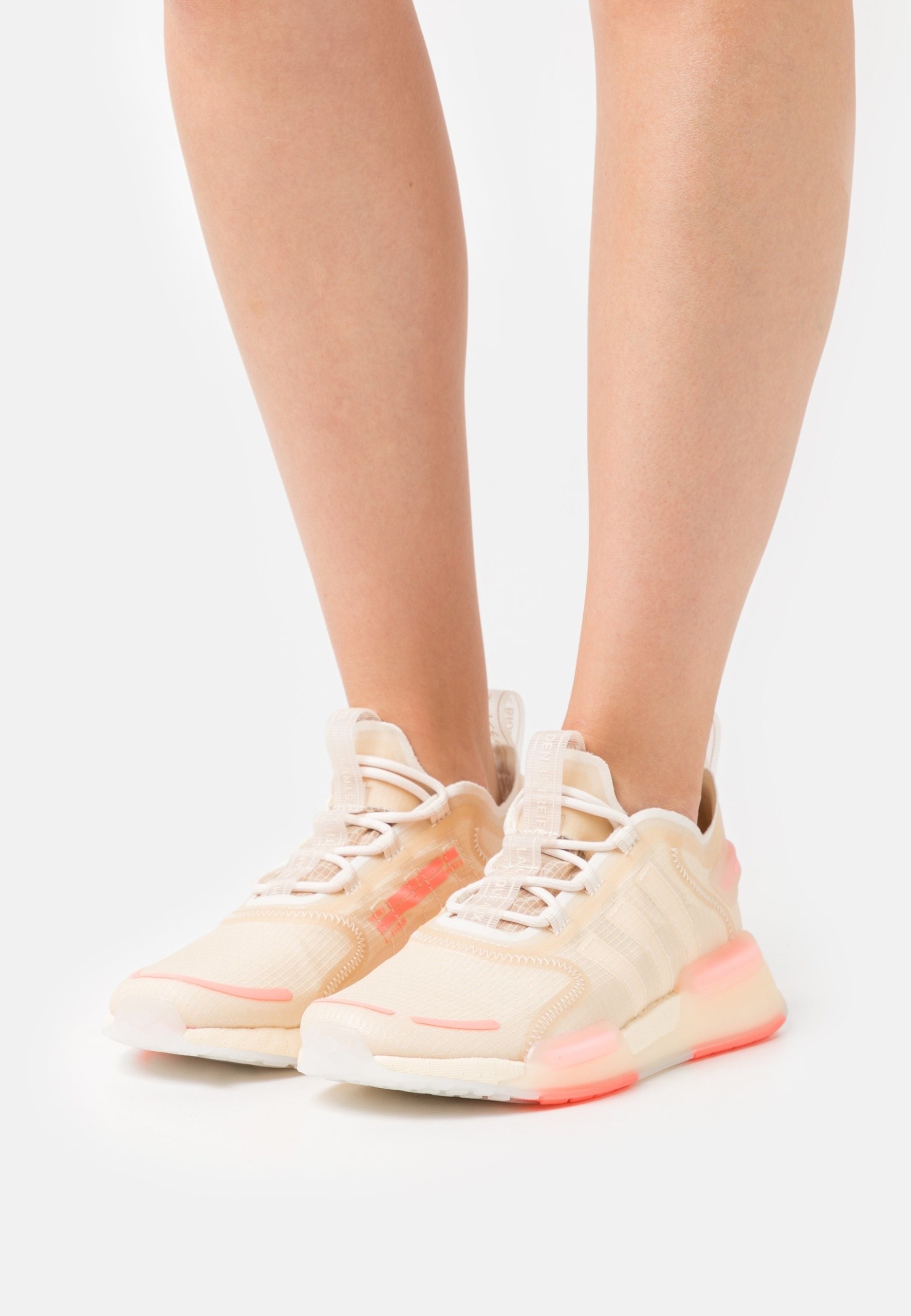 Фото № 2 с приближением к товару «‎Adidas Nmd R1 V3 »