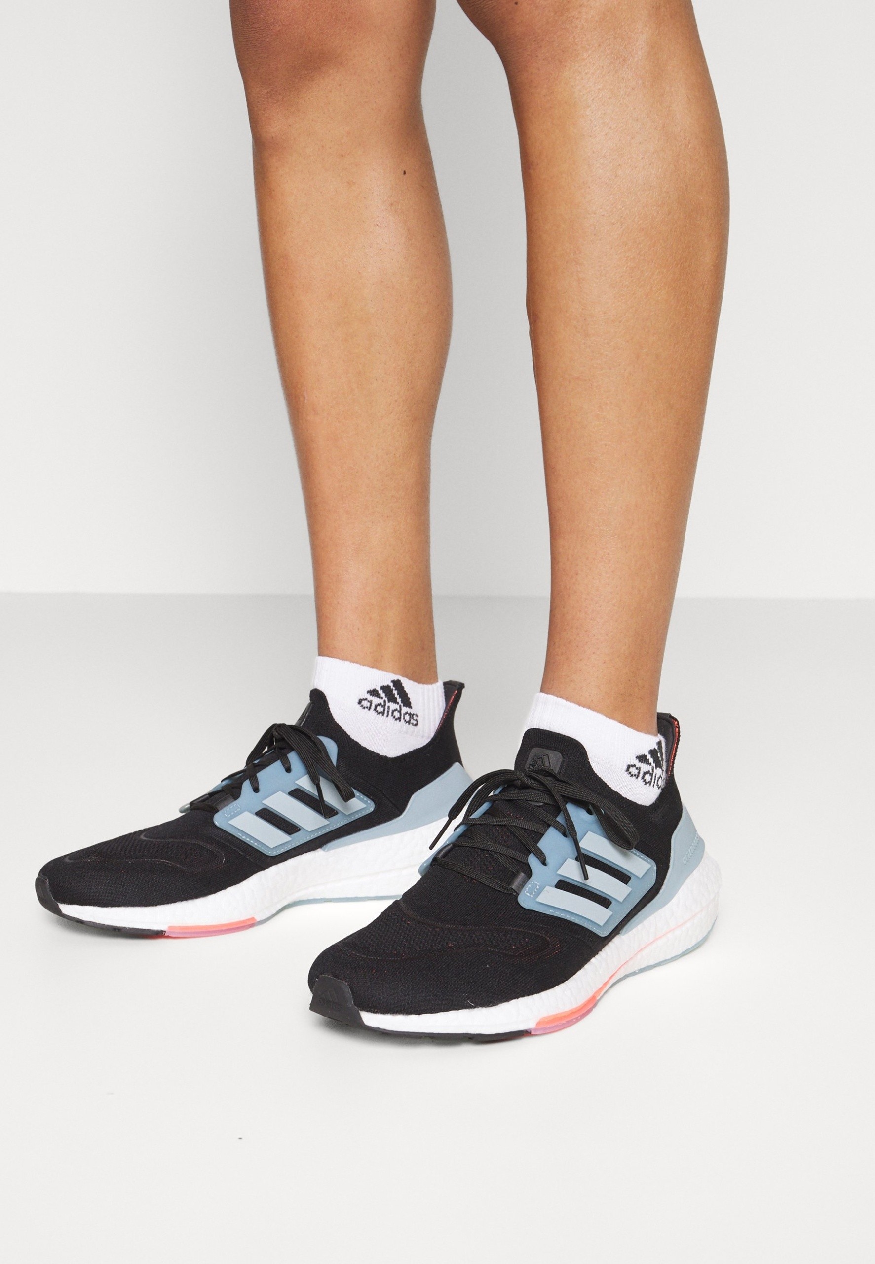 Фото № 3 с приближением к товару «‎Adidas Ultraboost 22»