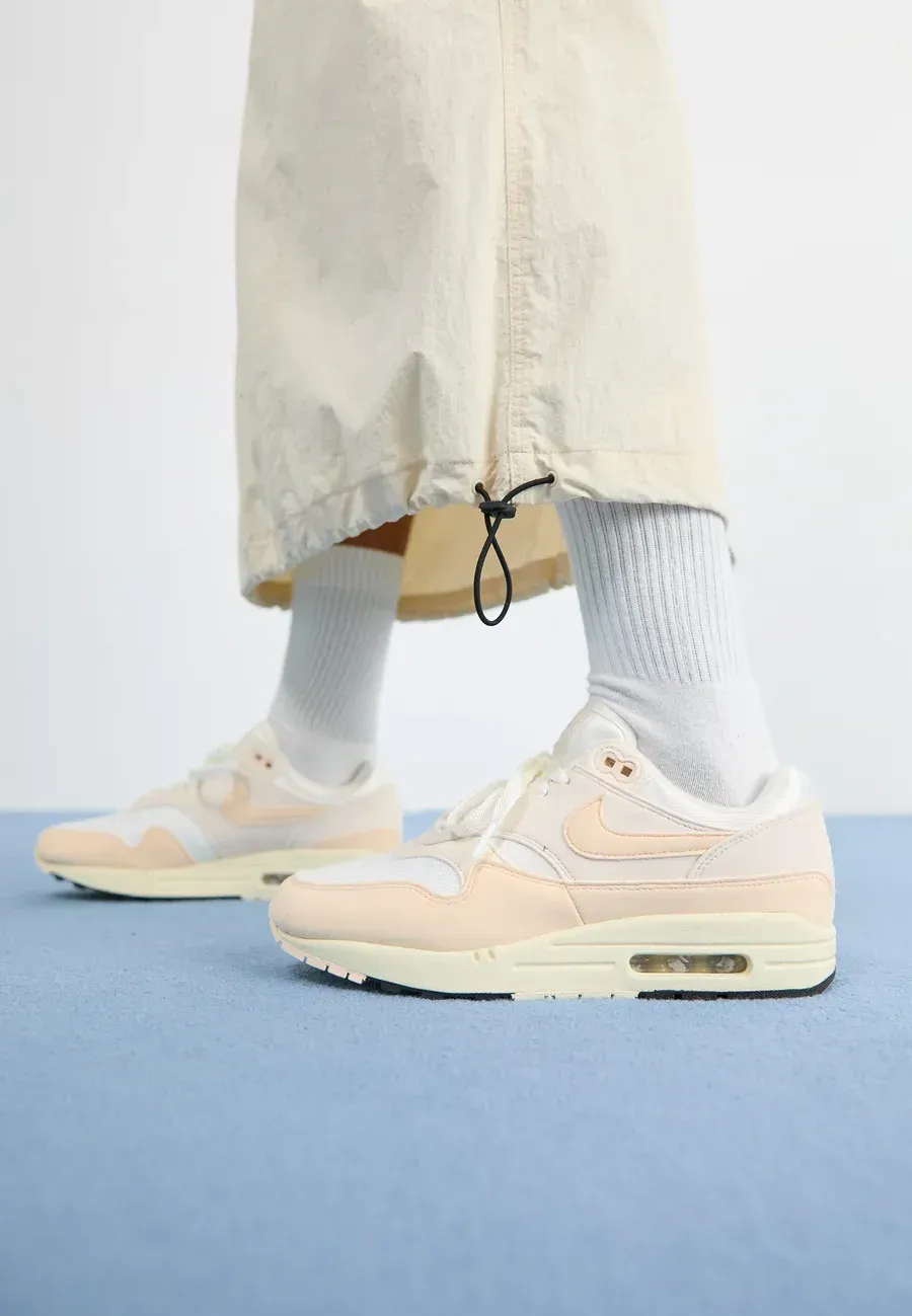 Фото № 2 с приближением к товару «‎AIR MAX»