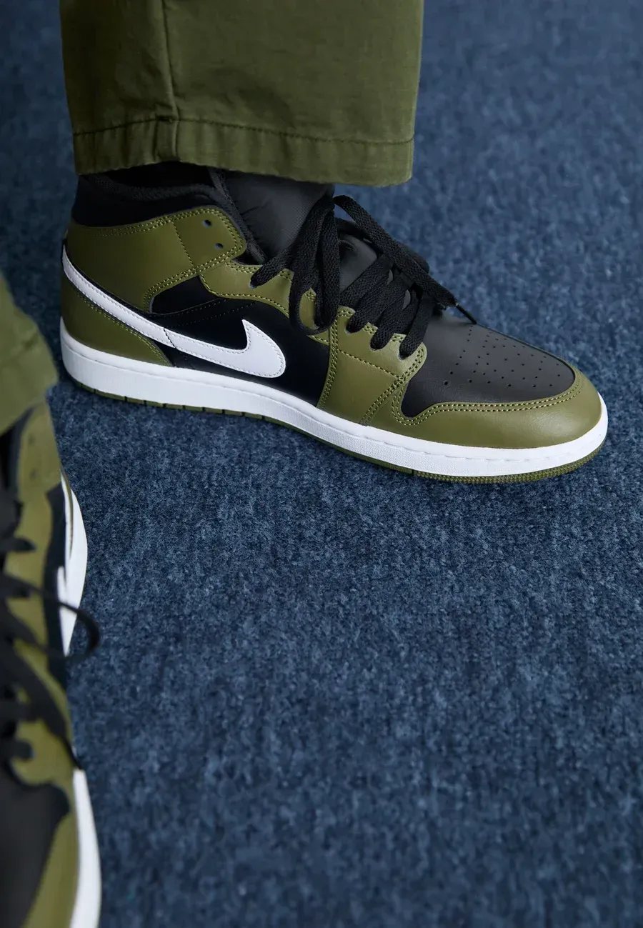Фото № 2 с приближением к товару «‎AIR JORDAN 1 MID»