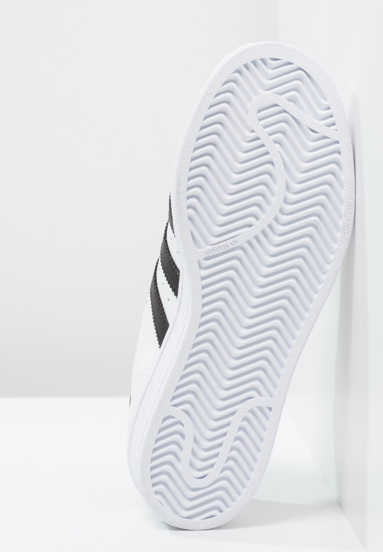 Фото № 5 с приближением к товару «‎Adidas Superstar »