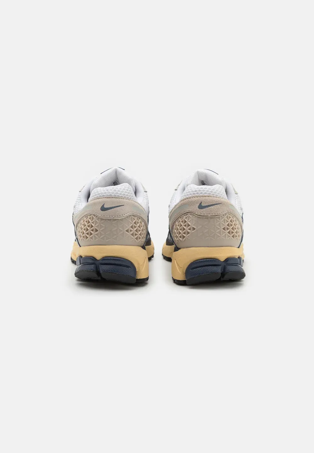 Фото № 3 с приближением к товару «‎ZOOM VOMERO 5 UNISEX»