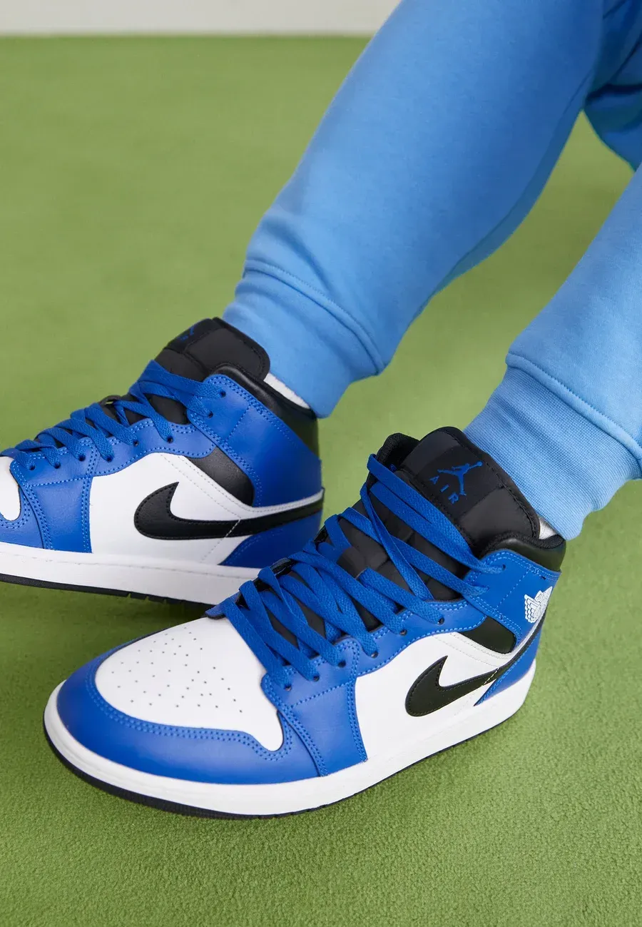 Фото № 2 с приближением к товару «‎AIR JORDAN 1 MID»