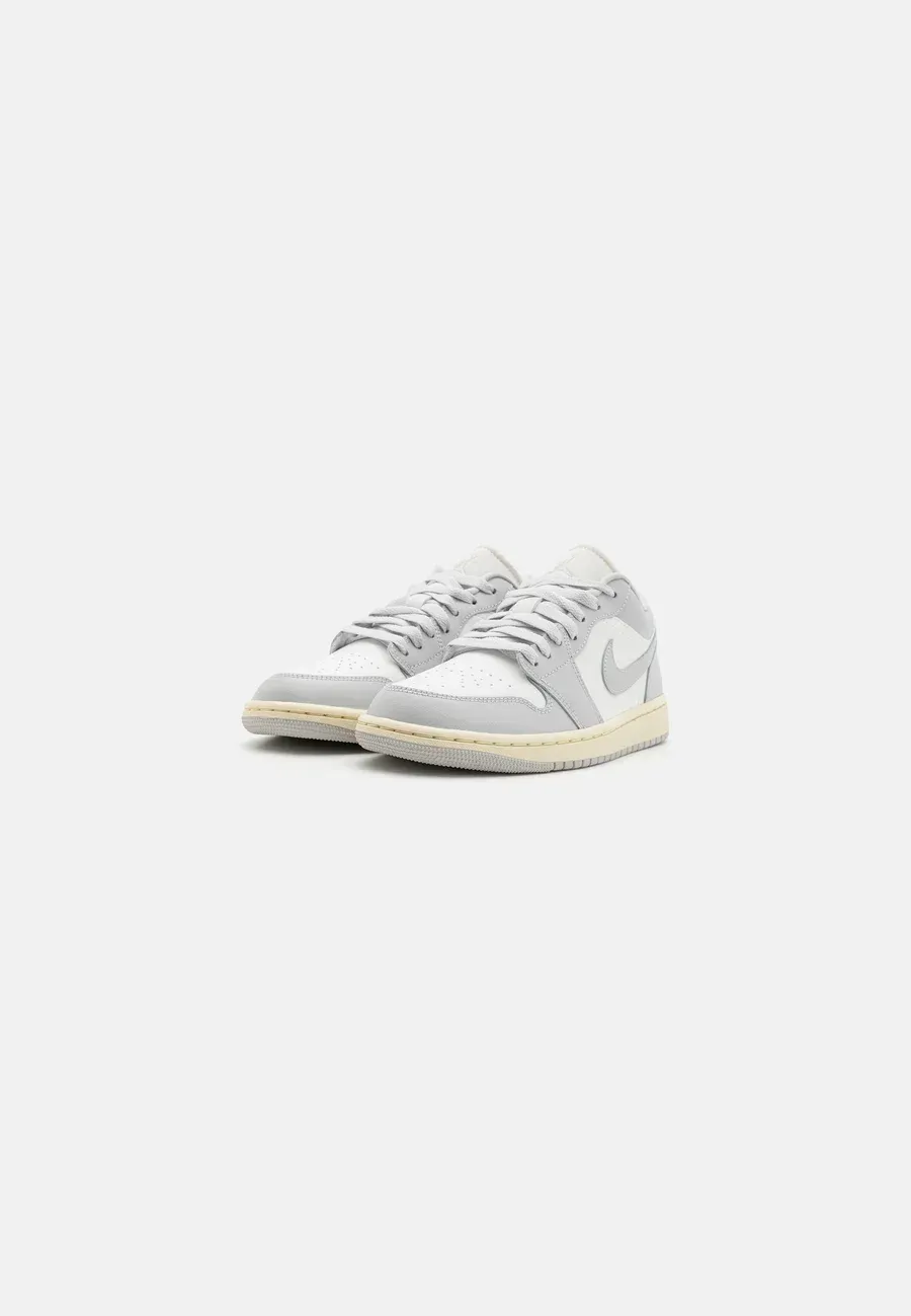 Фото № 4 с приближением к товару «‎AIR JORDAN 1 LOW»