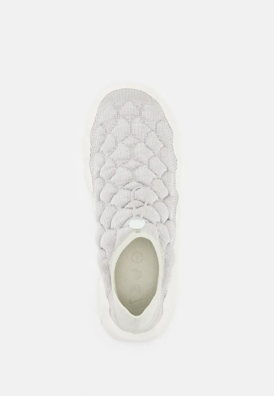 Фото № 4 с приближением к товару «‎FLYKNIT HAVEN»