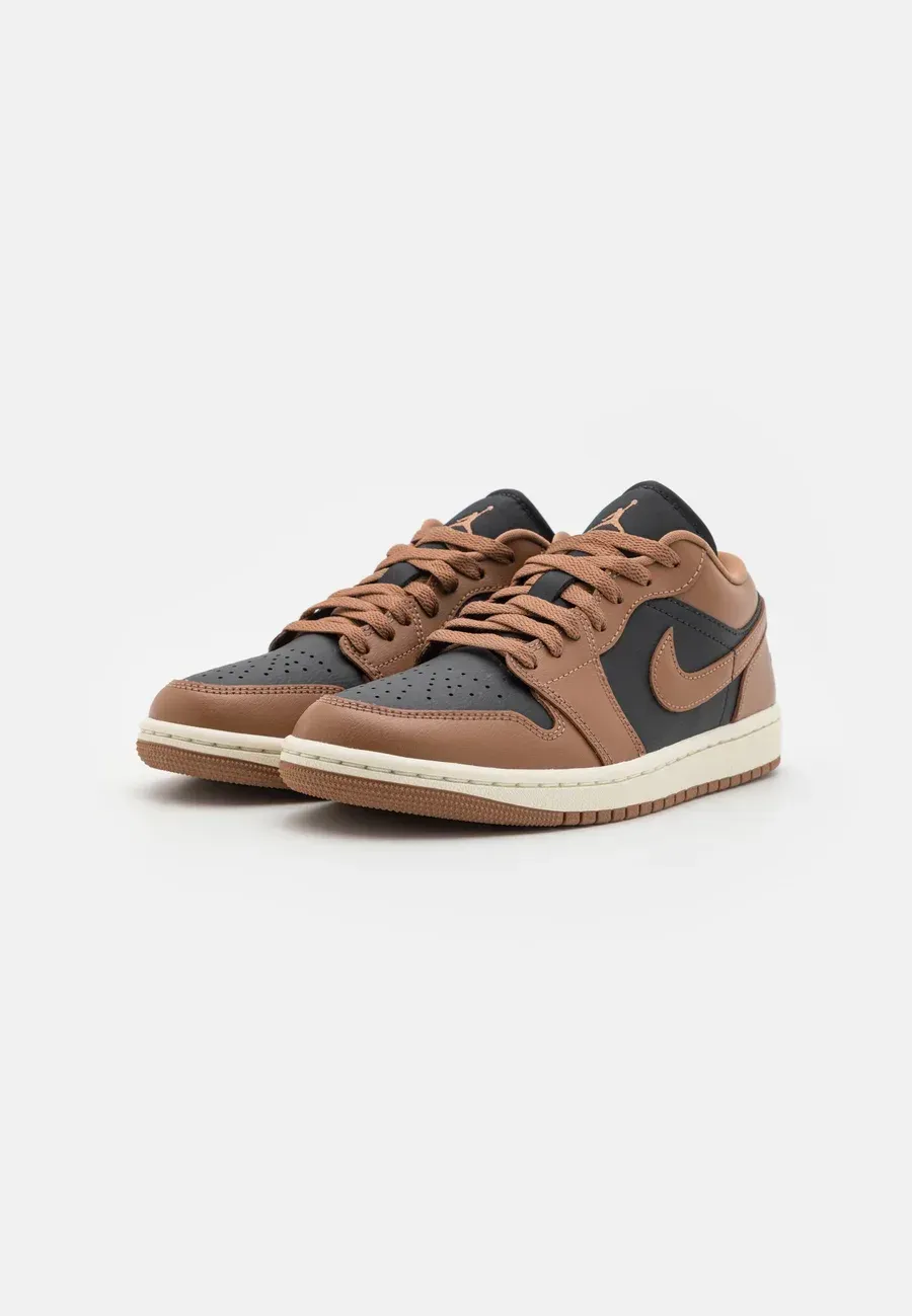 Фото № 2 с приближением к товару «‎AIR JORDAN 1 LOW»