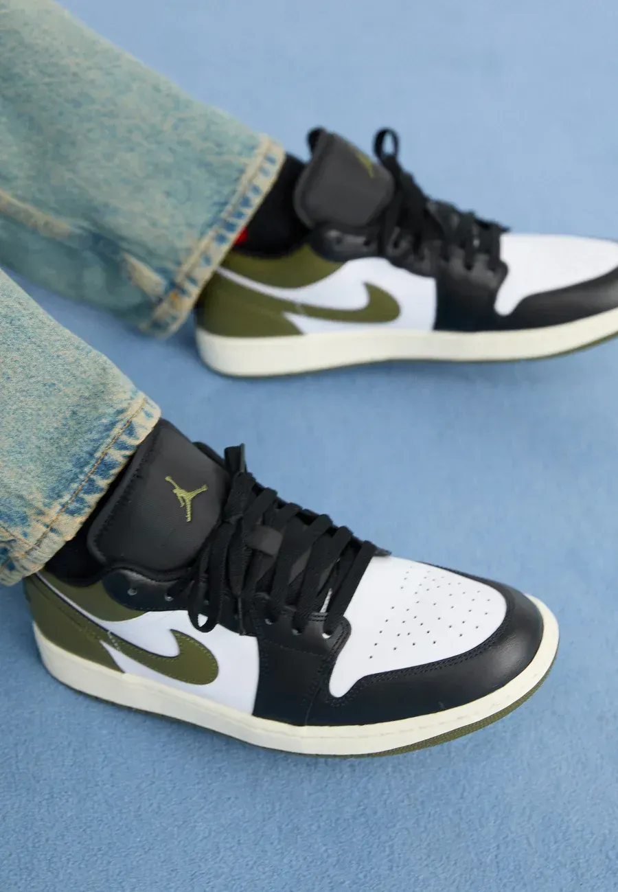 Фото № 2 с приближением к товару «‎AIR JORDAN 1 LOW»