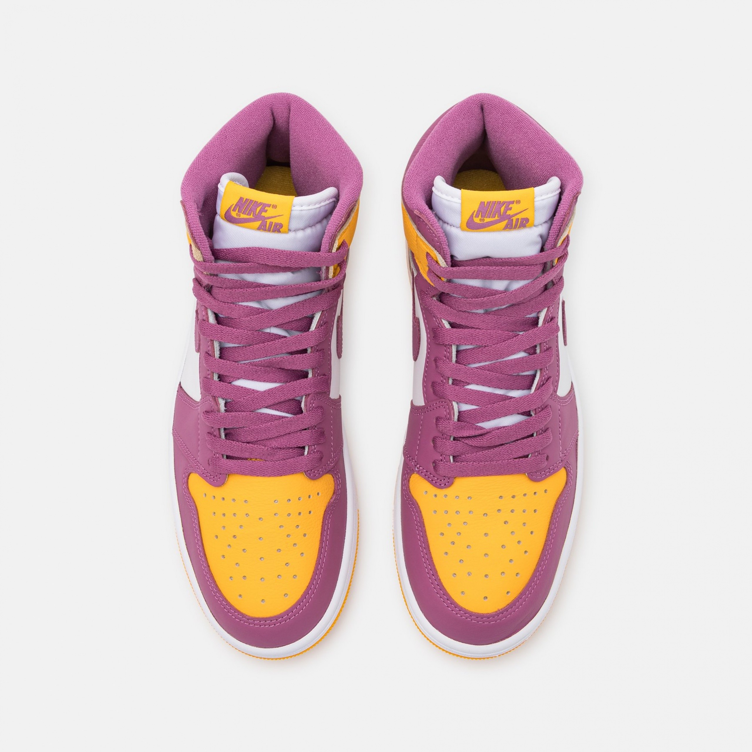 Фото № 4 с приближением к товару «‎Jordan Air 1 Retro »