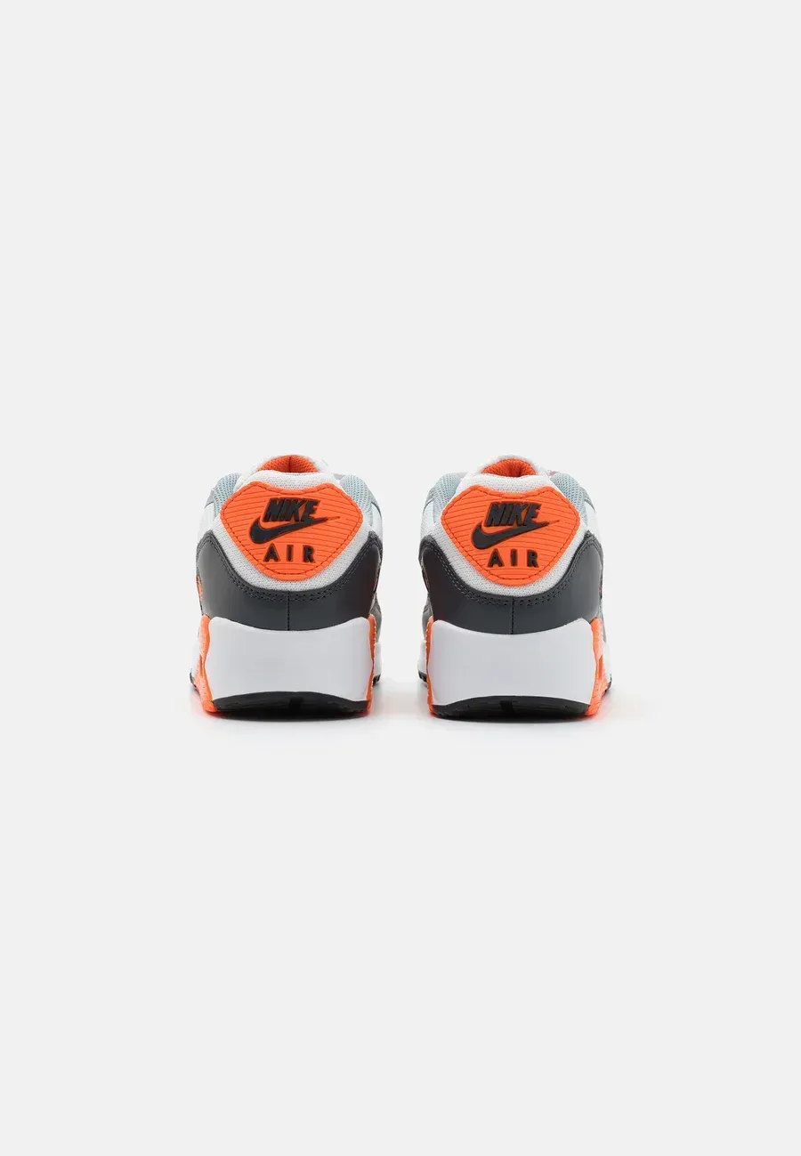 Фото № 3 с приближением к товару «‎AIR MAX 90»