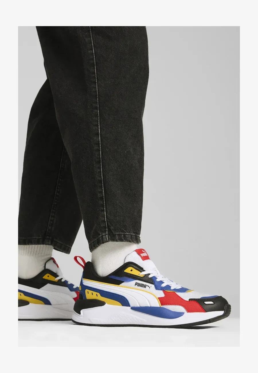 Фото № 1 с приближением к товару «‎SNEAKERS»