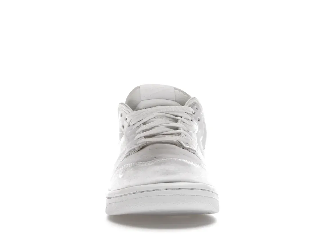 Фото № 2 с приближением к товару «‎Nike Dunk Low Dover Street Market Triple White Velvet»