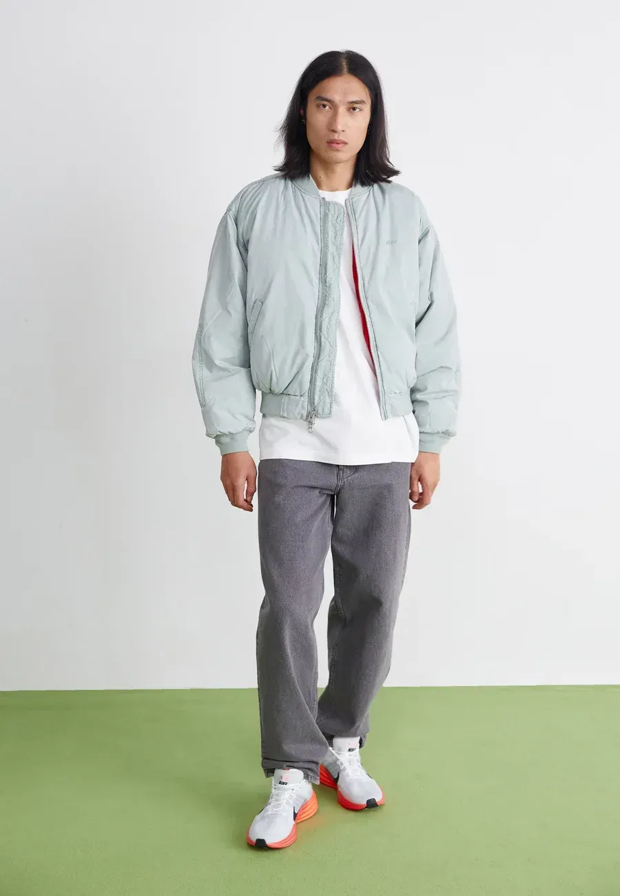 Фото № 3 с приближением к товару «‎LUNAR ROAM»