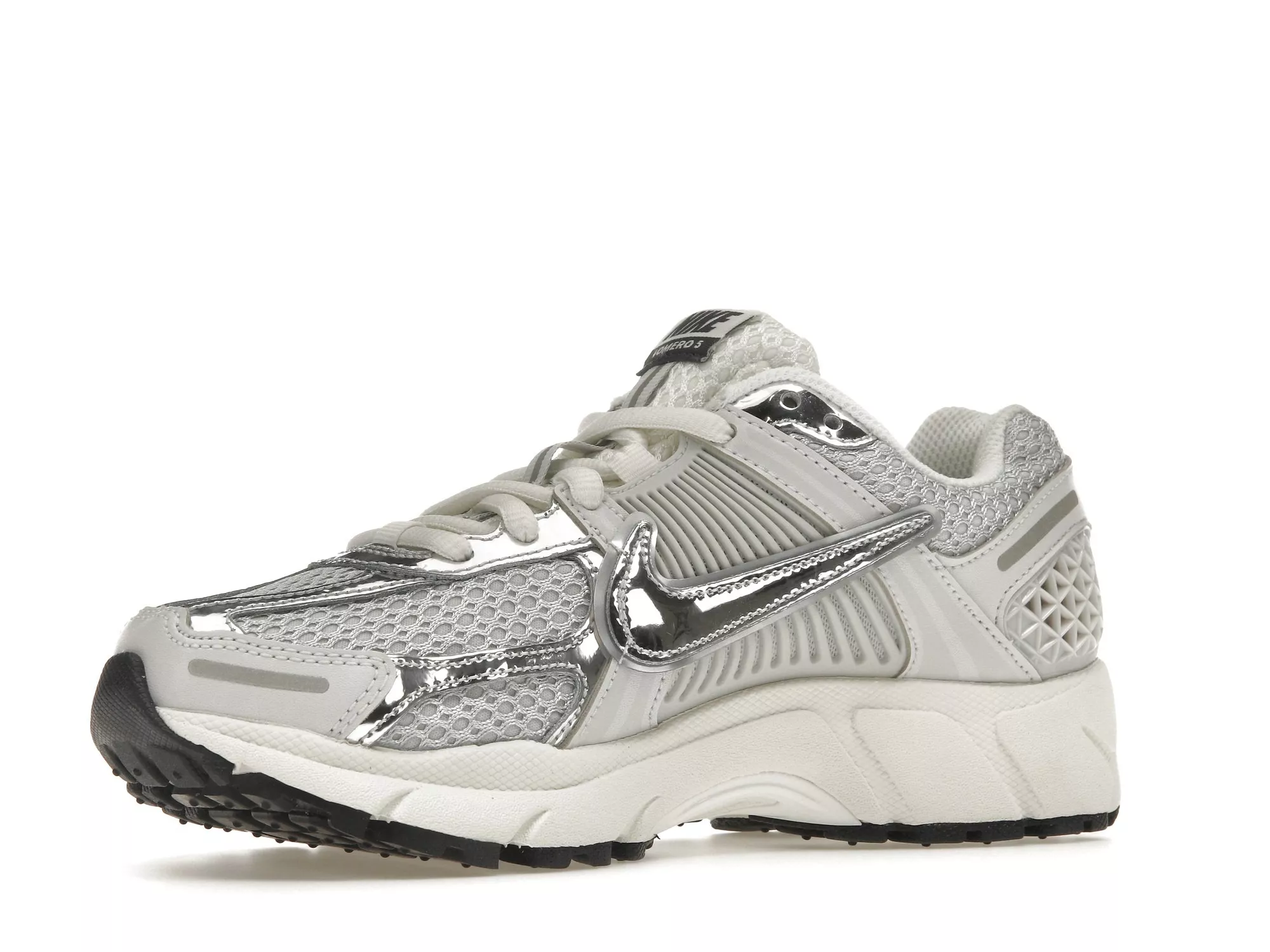 Фото № 3 с приближением к товару «‎Nike Zoom Vomero 5 Photon Dust Metallic Silver »