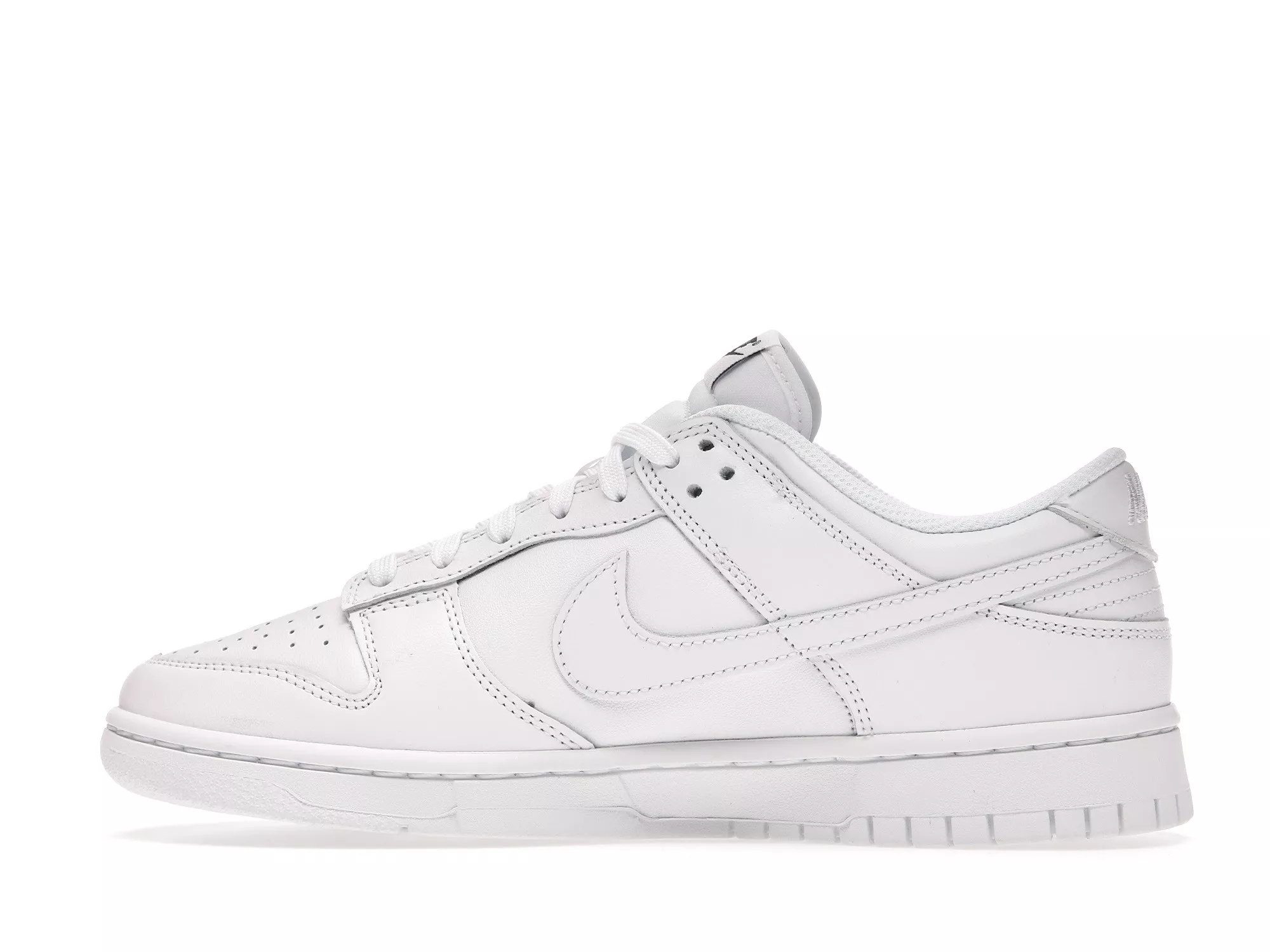 Фото № 3 с приближением к товару «‎Nike Dunk Low Triple White (2021) »