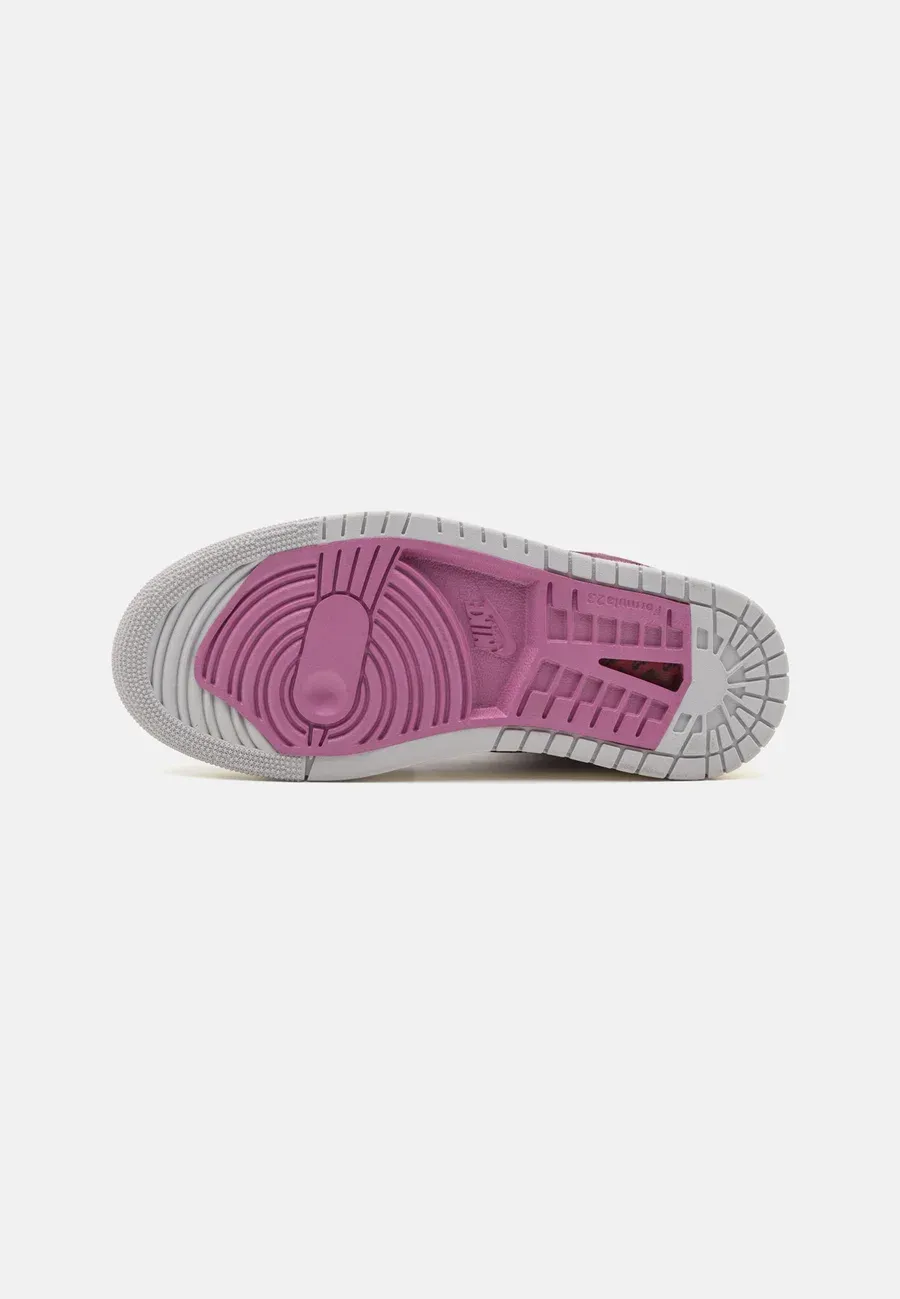 Фото № 4 с приближением к товару «‎AIR JORDAN 1 ZOOM CMFT»