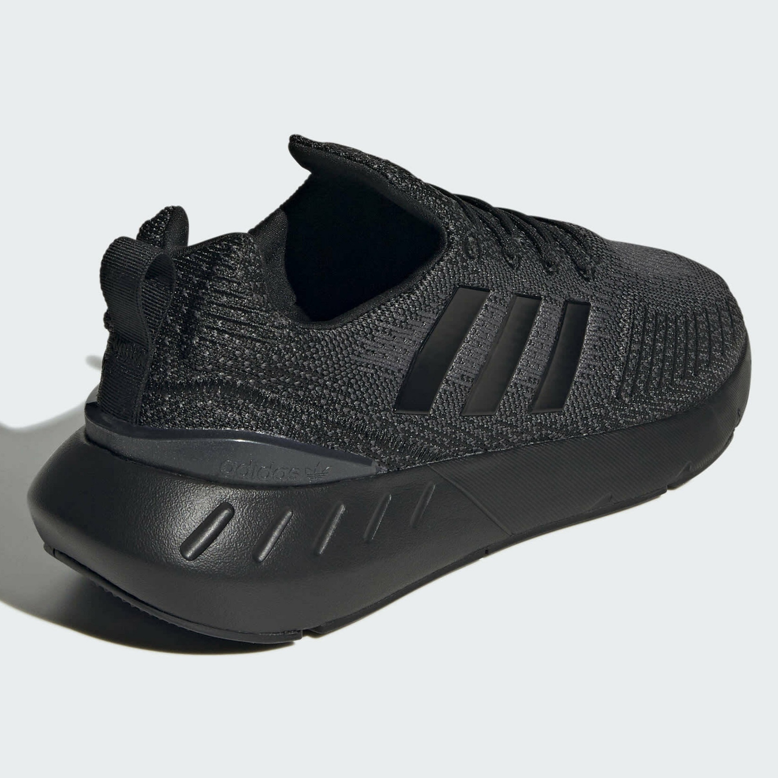 Фото № 4 с приближением к товару «‎Adidas »