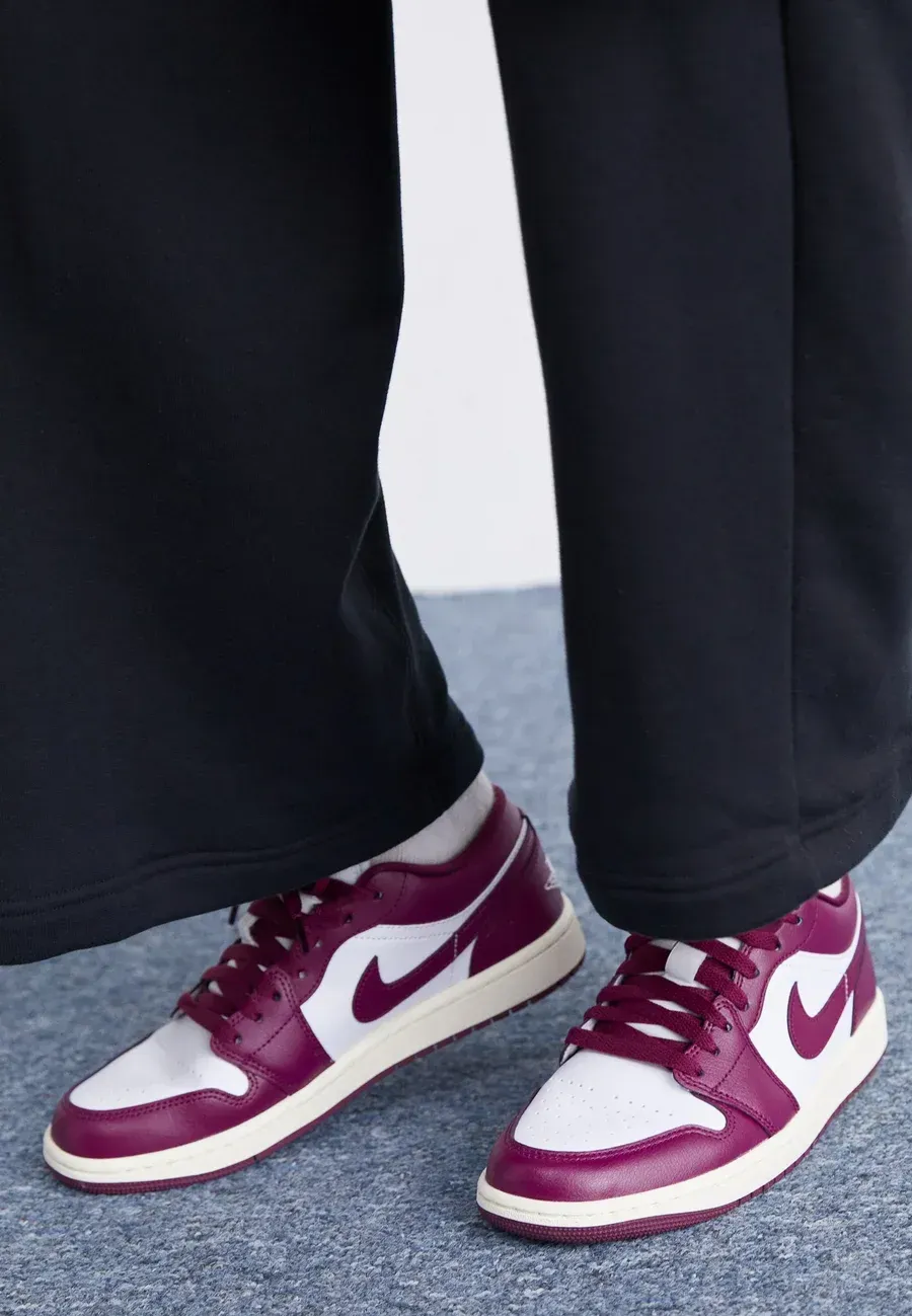 Фото № 2 с приближением к товару «‎AIR JORDAN 1 LOW»
