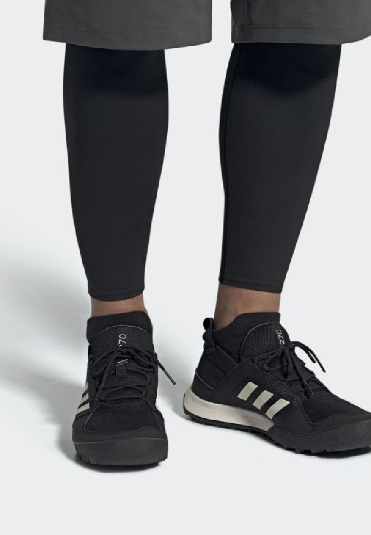 Фото № 2 с приближением к товару «‎Кроссовки Adidas SPAD542A2YW-Q11»