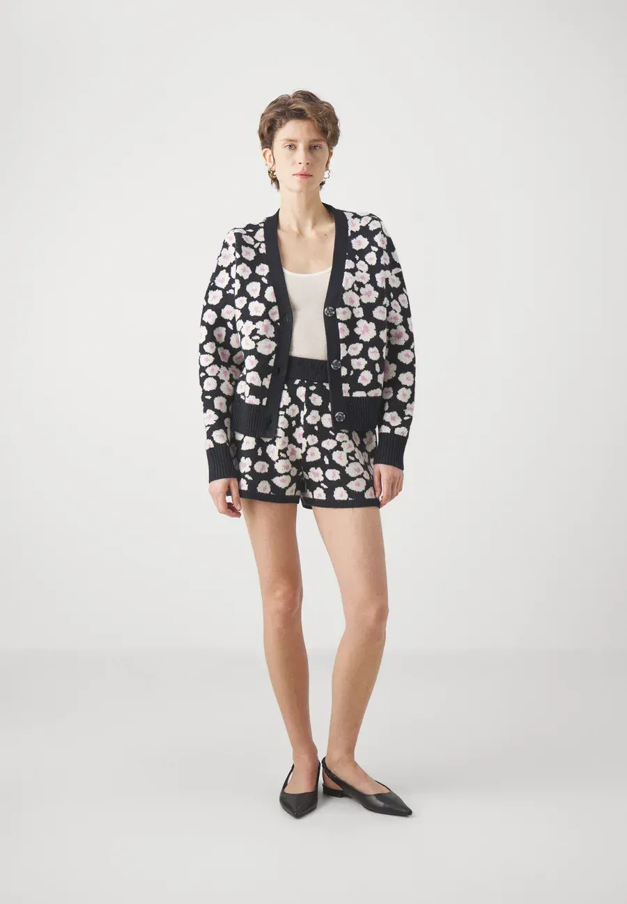 Фото № 2 с приближением к товару «‎SHAINA»