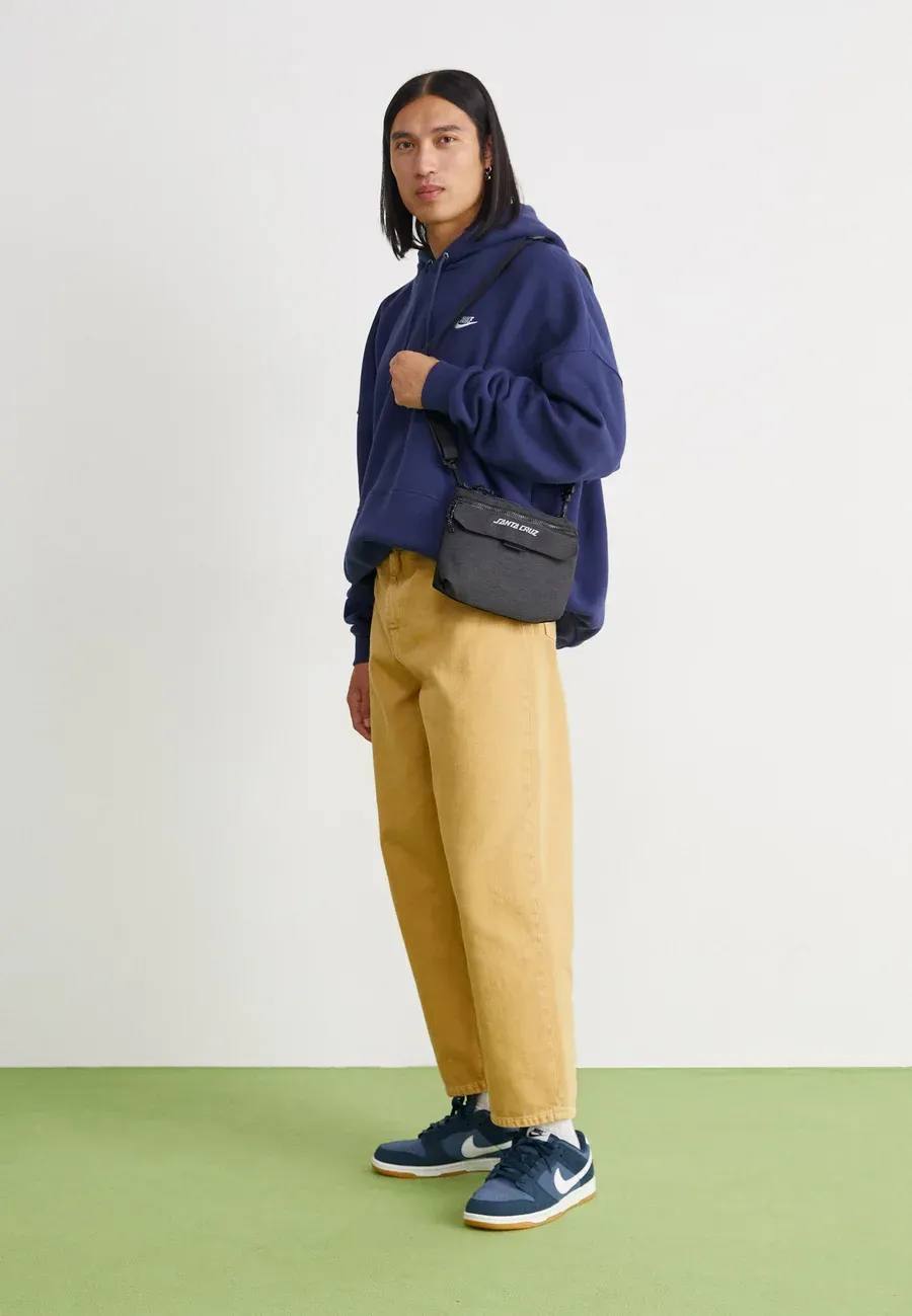 Фото № 3 с приближением к товару «‎DUNK RETRO»