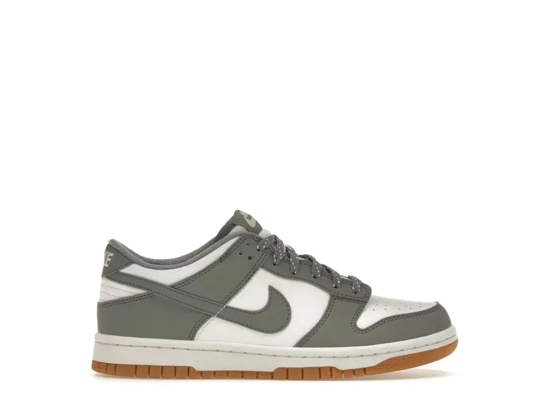 Фото № 1 с приближением к товару «‎Nike Dunk Low»