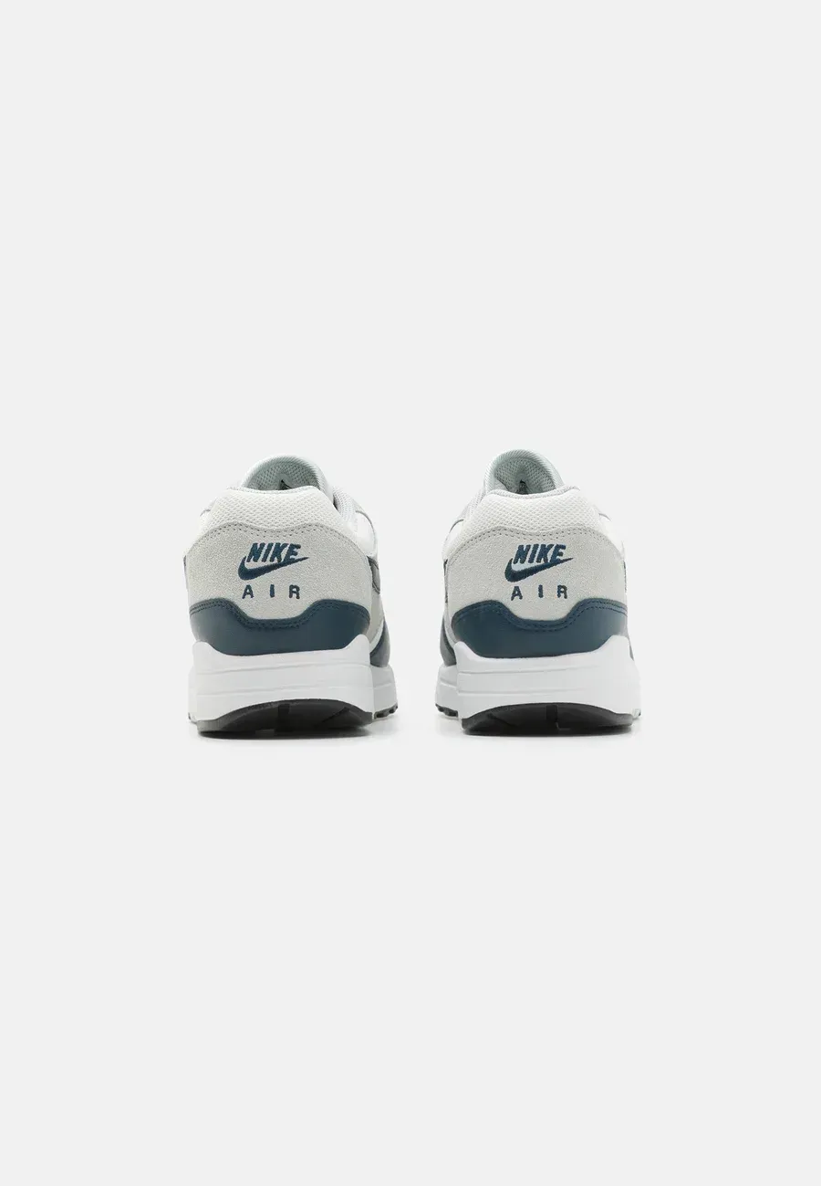 Фото № 3 с приближением к товару «‎AIR MAX 1 »
