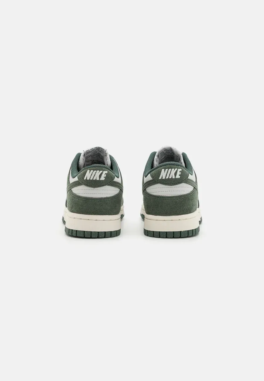 Фото № 3 с приближением к товару «‎DUNK LOW»