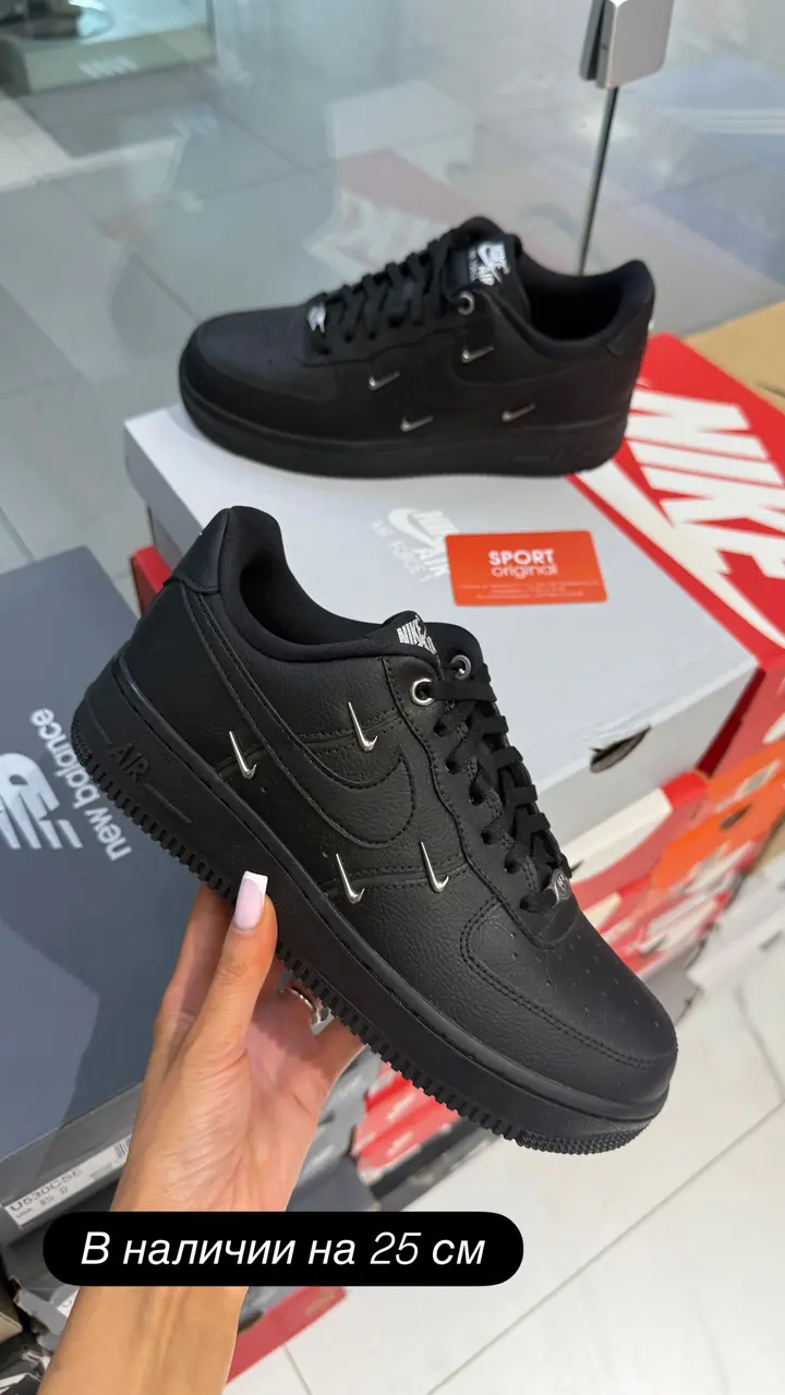 Nike Air Force 1 чёрные с мини-свушами — живое фото