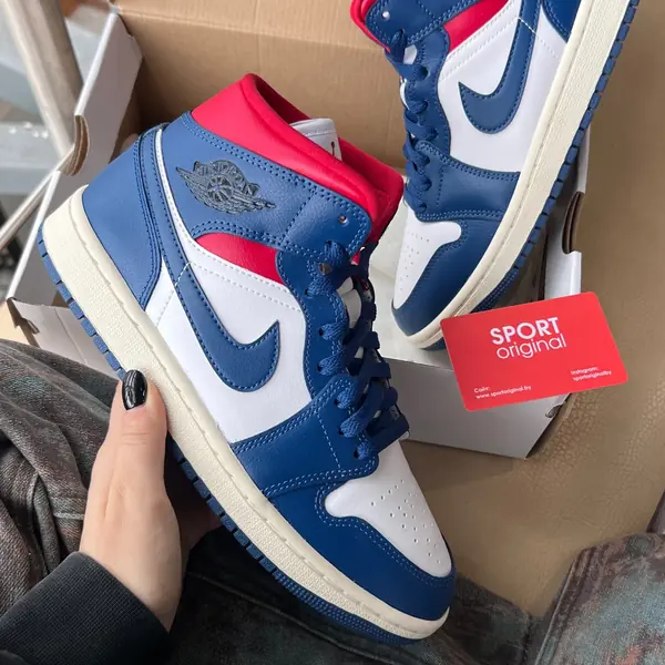 Air Jordan 1 Mid синие с красным — живое фото