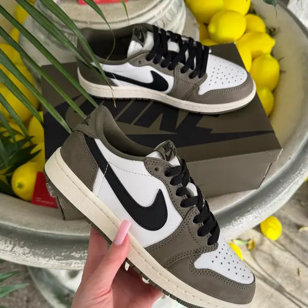 Air Jordan 1 Low OG Mocha — живое фото