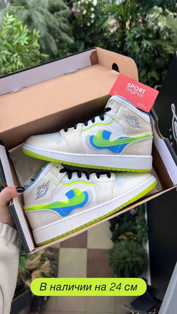 Air Jordan 1 Mid с зелёно-синим свушем — живое фото