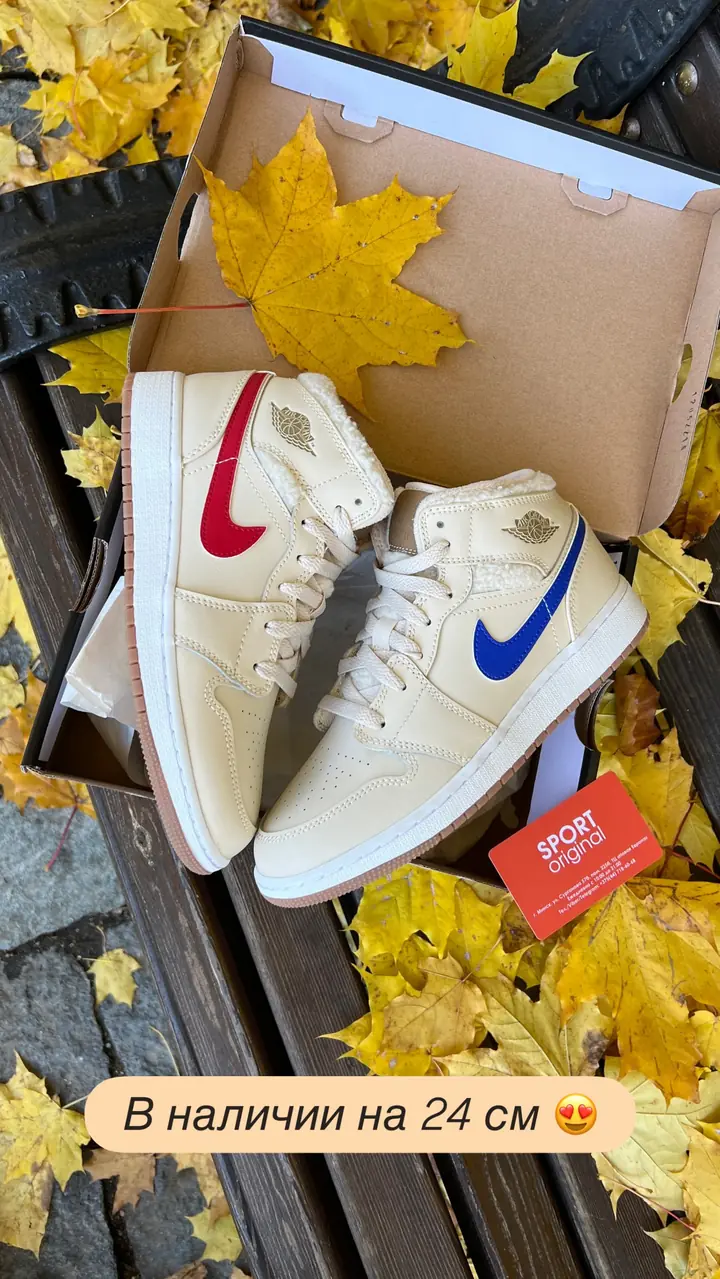 Air Jordan 1 Mid бежевые с красным и синим свушем — живое фото
