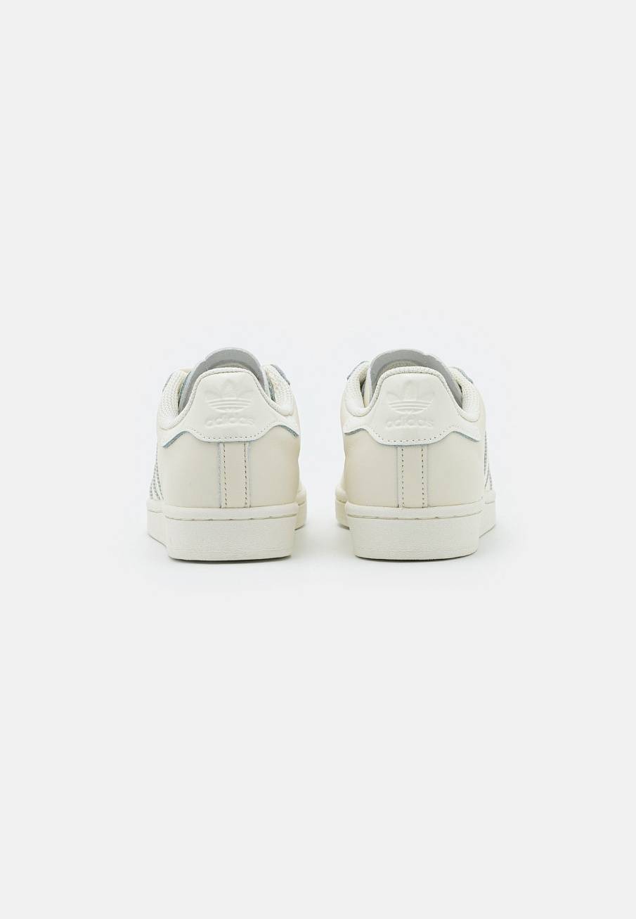 Фото № 4 с приближением к товару «‎Adidas Superstar »