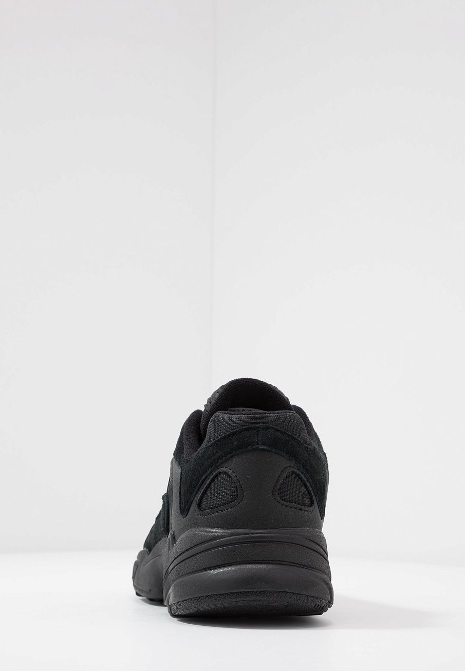 Фото № 5 с приближением к товару «‎Adidas Yung-1 Torsion System Shoes »