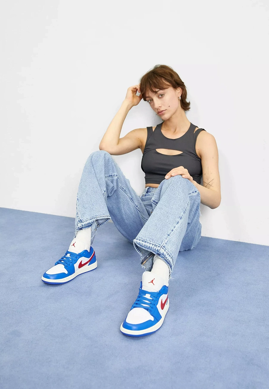 Фото № 4 с приближением к товару «‎AIR JORDAN 1 »