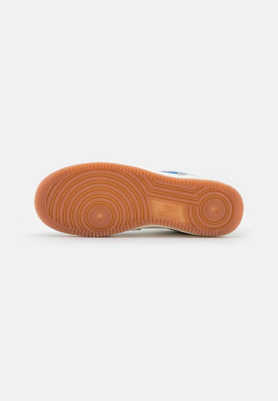 Фото № 4 с приближением к товару «‎Nike Air Force 1 »