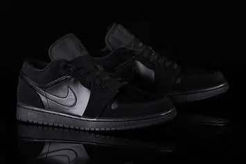 Nike Air Jordan 1 Retro Triple  - 3