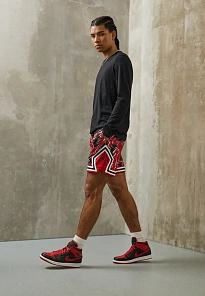 Фото № 3 с приближением к товару «‎AIR JORDAN 1 MID»