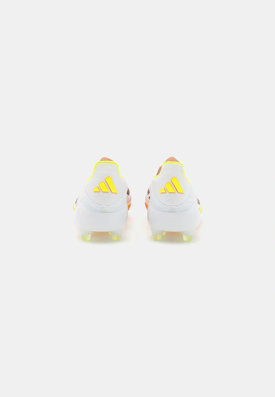 Фото № 3 с приближением к товару «‎F50 ELITE LACELESS ARTIFICIAL GRASS»